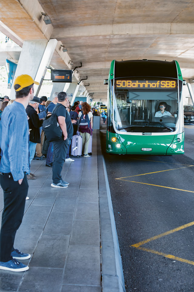 Bus fährt ran, Menschen warten.