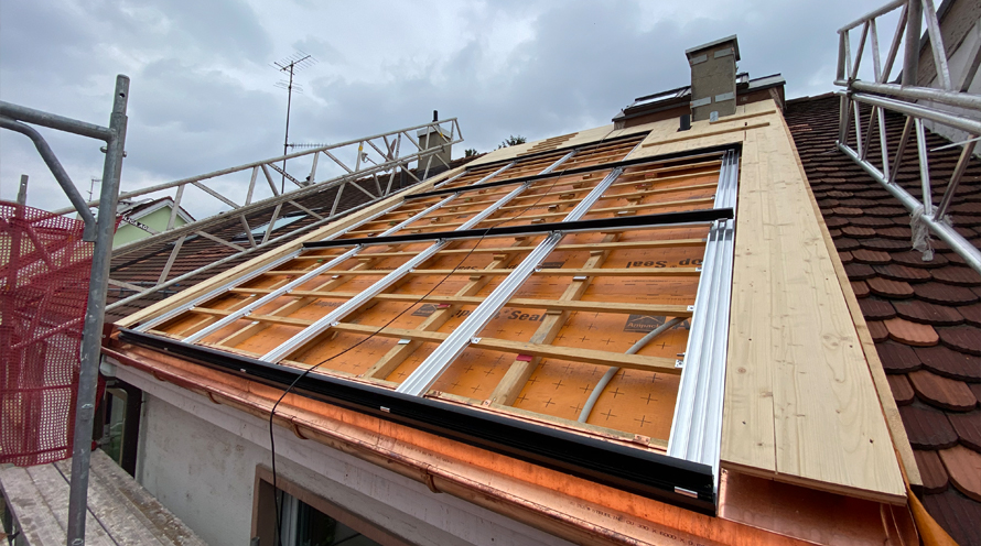 Verschiedene Ansichten eines Dachs, welche verschiedene Phasen einer Dachsanierung zeigen.