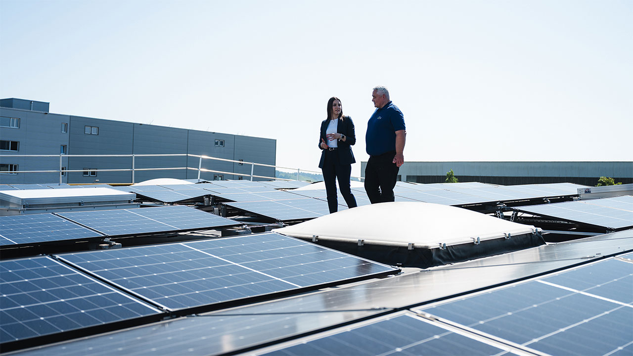 IWB und Planeco Solaranlage auf dem Dach von DACHSER Logistik