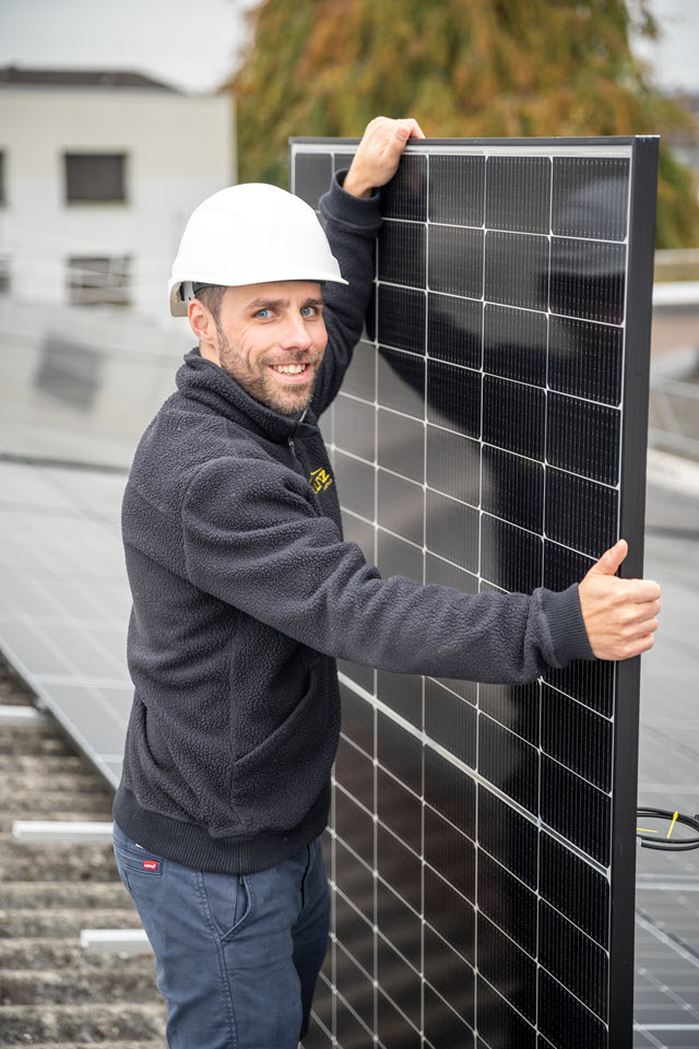 Überall in der Schweiz kommen neue Solaranlagen auf die Dächer. Das ist auch das Werk von IWB-Tochterunternehmen Kunz Solartech.