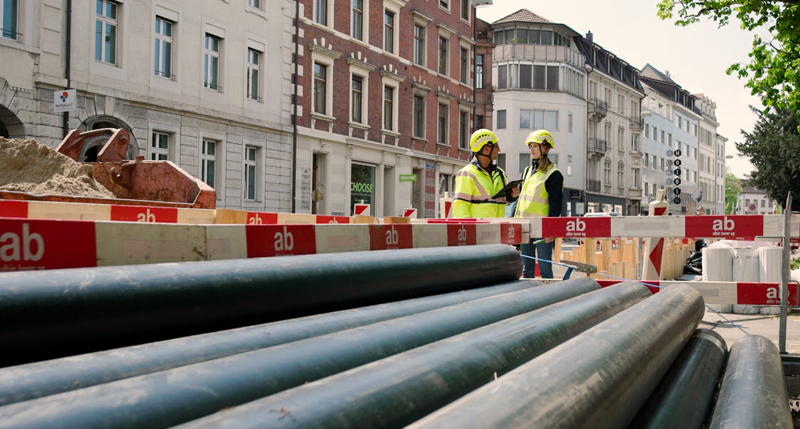 IWB Mitarbeitende aus der Wärmeversorgung auf der Baustelle