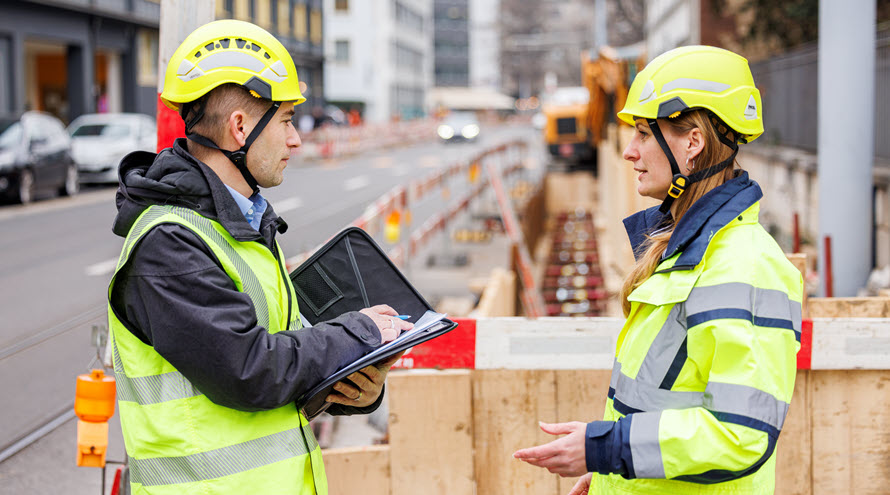 Baustelle Hardstrasse in Basel: Gemeinsam mit Nora Immig, Fachbauleiterin bei IWB koordiniert Christian Weber die nächsten Schritte. 