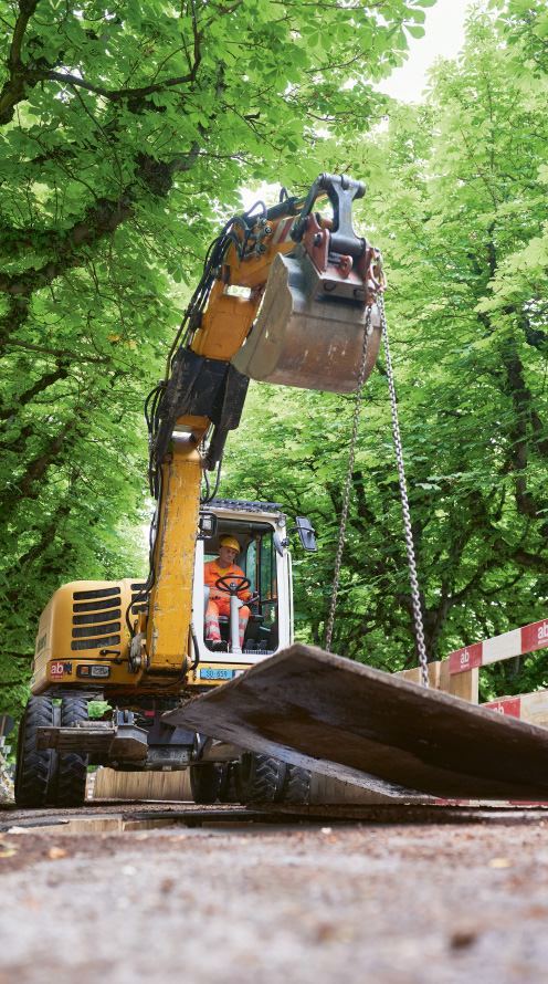 Oben Bäume, links und rechts Trottoirs oder Strassen – Fernwärmebaustellen in der Stadt bedeuten wenig Platz.