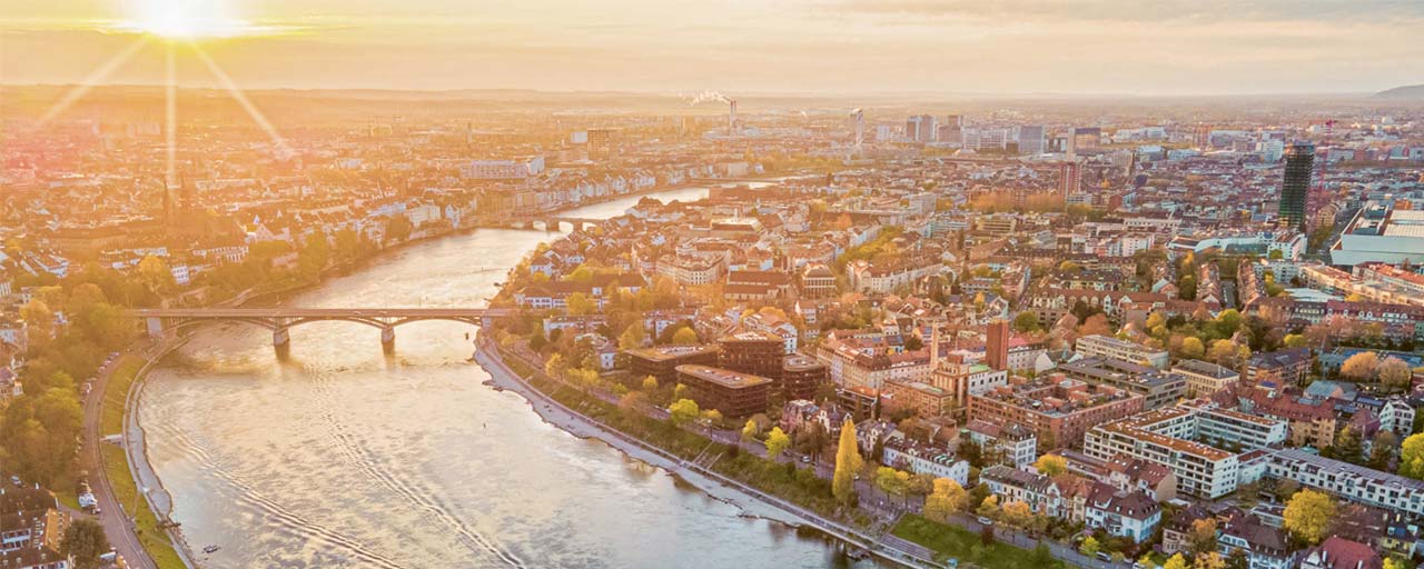 Luftaufnahme eines Sonnenuntergangs über Basel