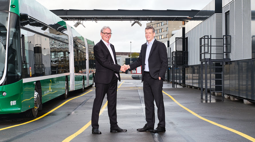 BVB-Direktor Bruno Stehrenberger und IWB CEO Claus Schmidt schütteln sich die Hand.
