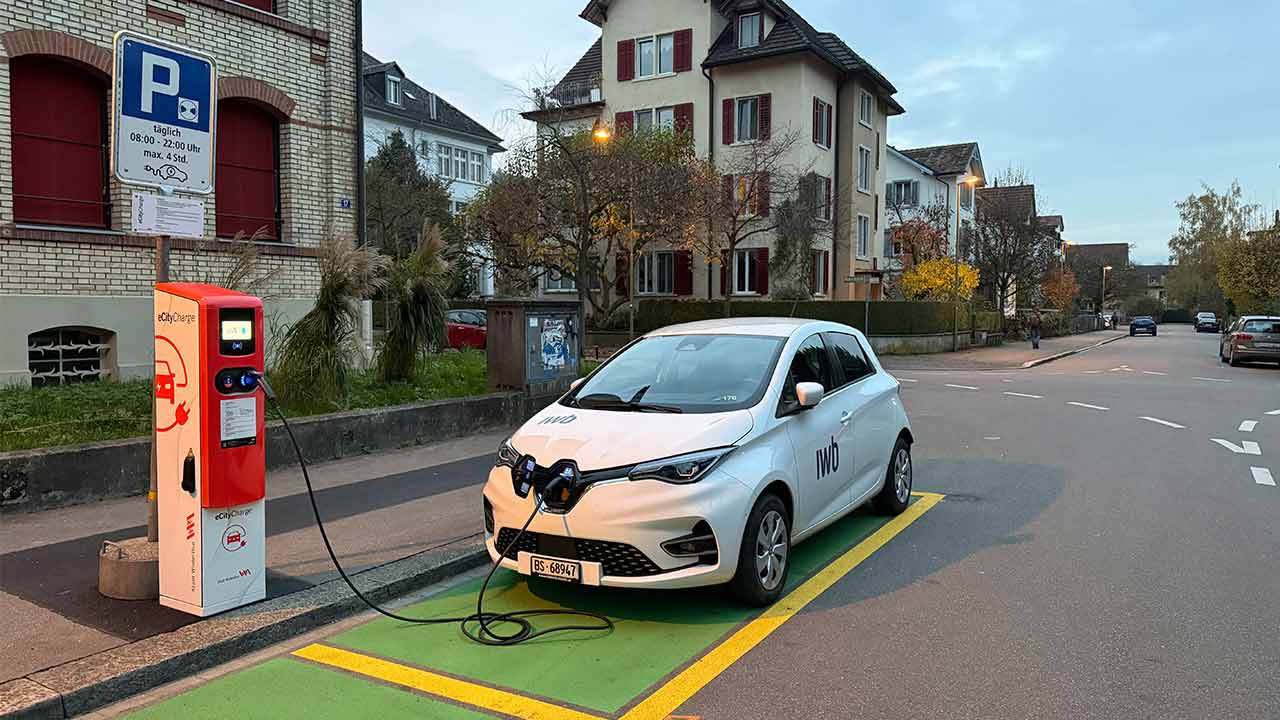 E-Auto lädt an einer IWB Ladesäule in Winterthur