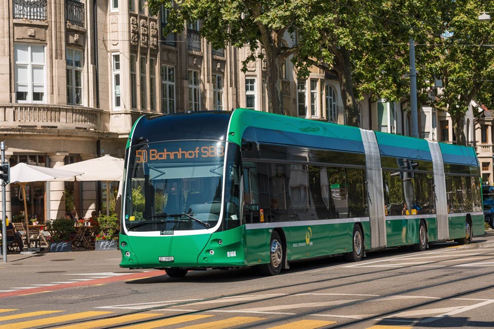 Bus der Basler Verkehrs-Betriebe fährt auf Strasse.