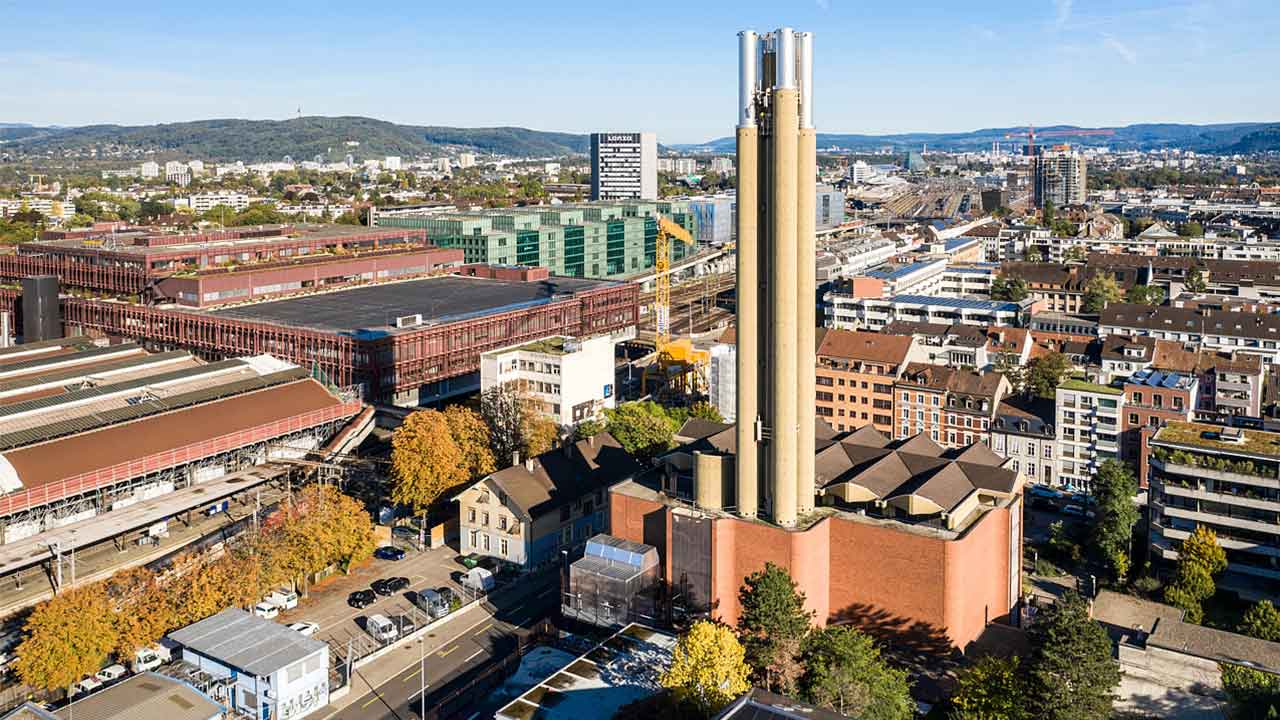 Ein Basler Heizwerk mit Kamin und Blick über den Bahnhof SBB in Richtung Osten.