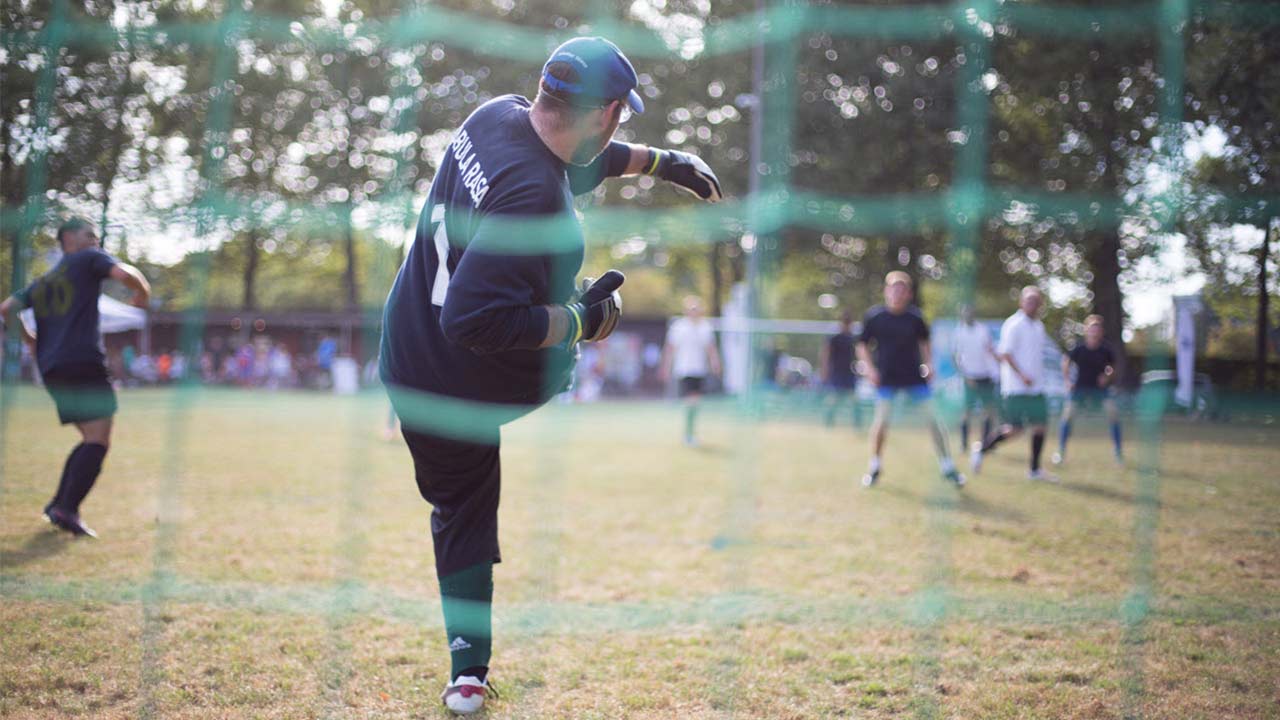 Fussball Torhüter kickt Ball weg