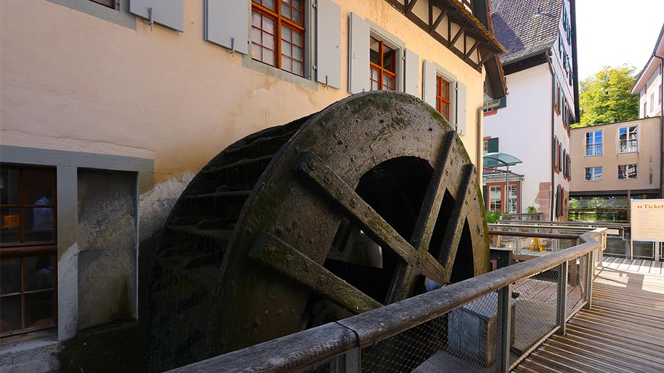 Ein altes Mühlerad an der Birs bein Papiermuseum