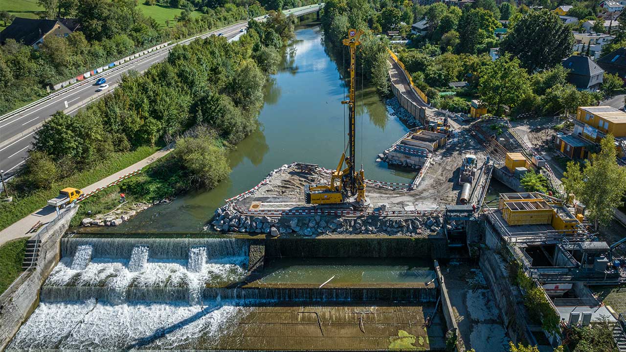 Ein kleiner Fluss mit einem Wehr und einer Baustelle