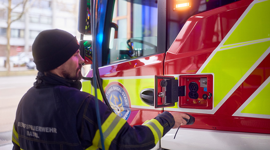 E-Feuerwehrauto wird an Ladesäule angeschlossen