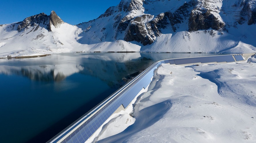Die alpine Solaranlage AlpinSolar an der Muttseestaumauer im Winter.