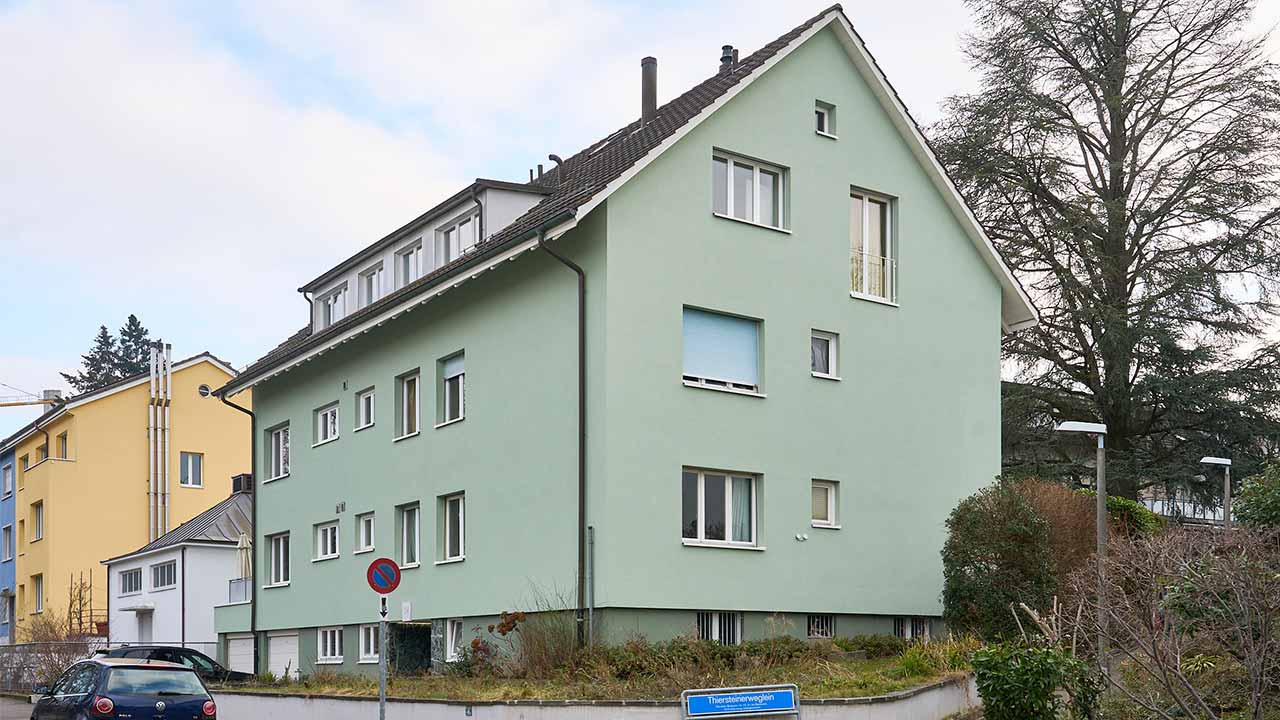 Grünes Mehrfamilienhaus an der Hauensteinstrasse in Basel