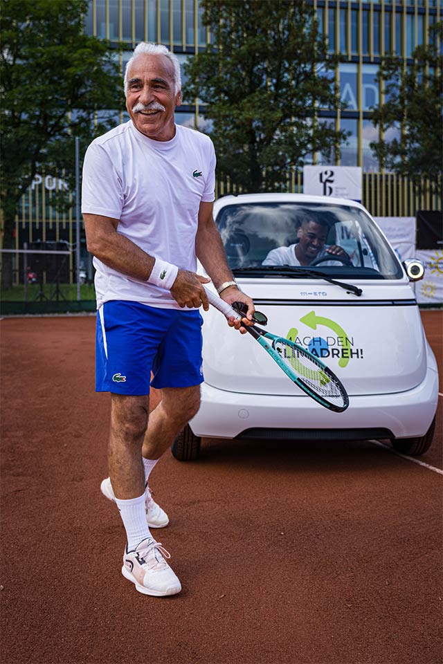 Tennislegende Mansour Bahrami in Luzern vor dem IWB Microlino.