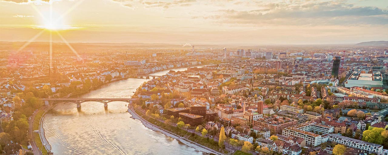 Luftaufnahme eines Sonnenuntergangs über Basel