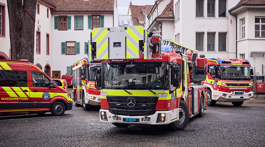 Drei Feuerwehrautos in der Basler Innenstadt