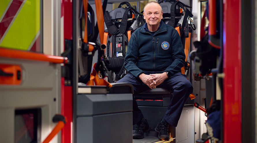 Marc Knöri, Hauptmann der Berufsfeuerwehr Basel, sitzt im Feuerwehrauto