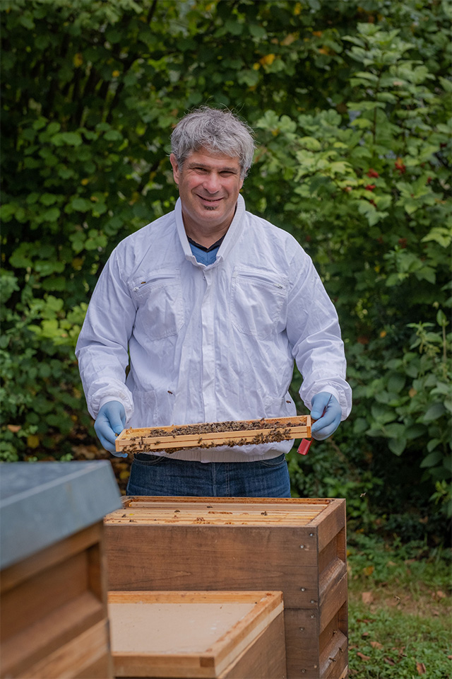 Matthias Götti Limacher Geschäftsführer von BienenSchweiz vor einem Bienenstock