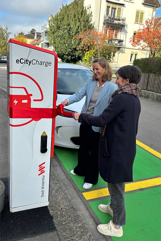 Zwei Frauen laden ihr E-Auto an der IWB AC-Ladestation in Winterthur