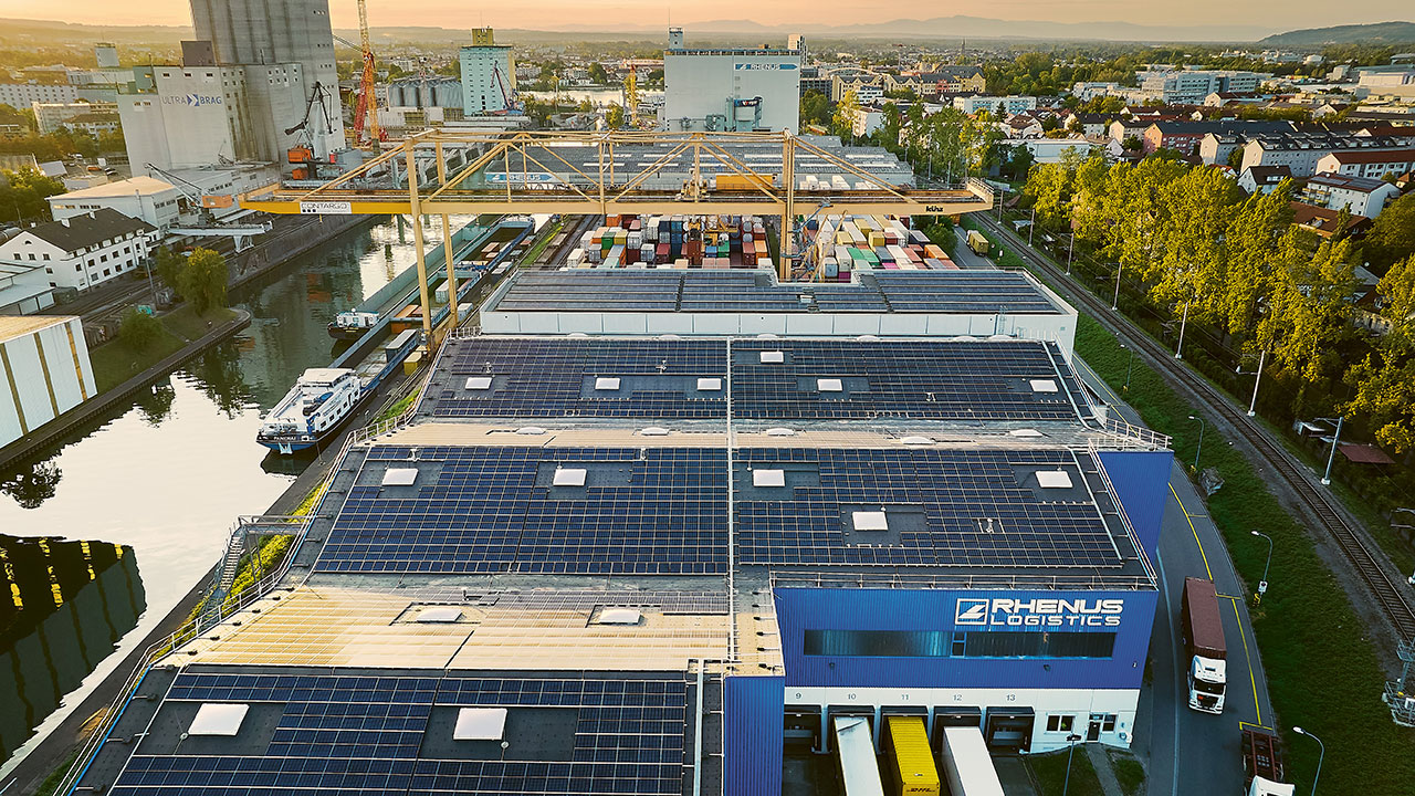 Die Aufdach-Solaranlage von Rhenus im Hafenareal von Basel.