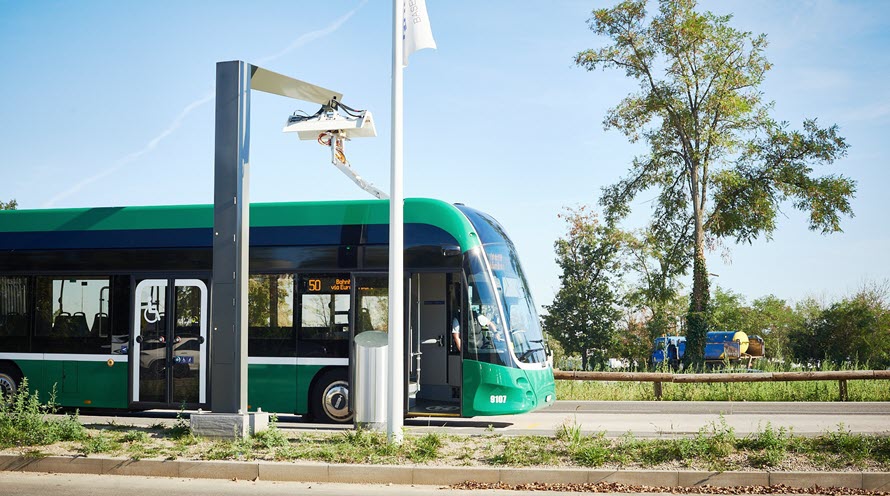 Elektrischer Bus der BVB lädt an einer Ladestation.